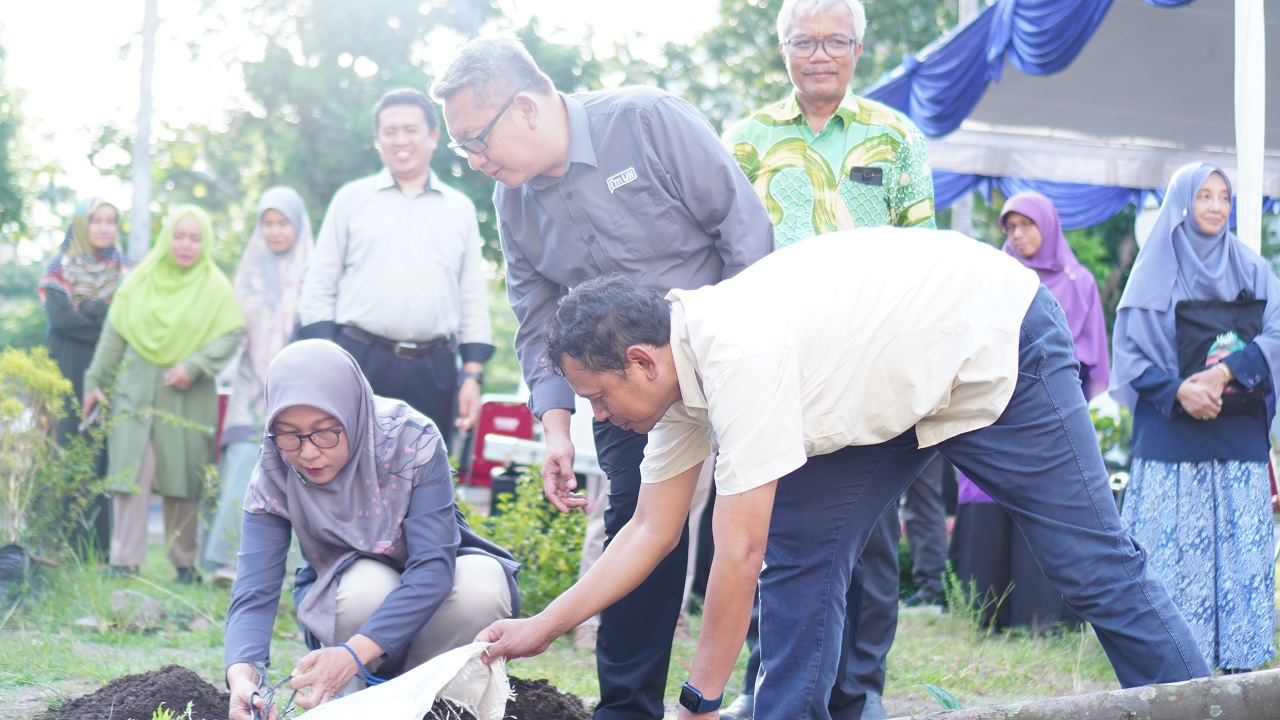 Aksi Hijau, Dekan FTSP UII Tanam Pohon