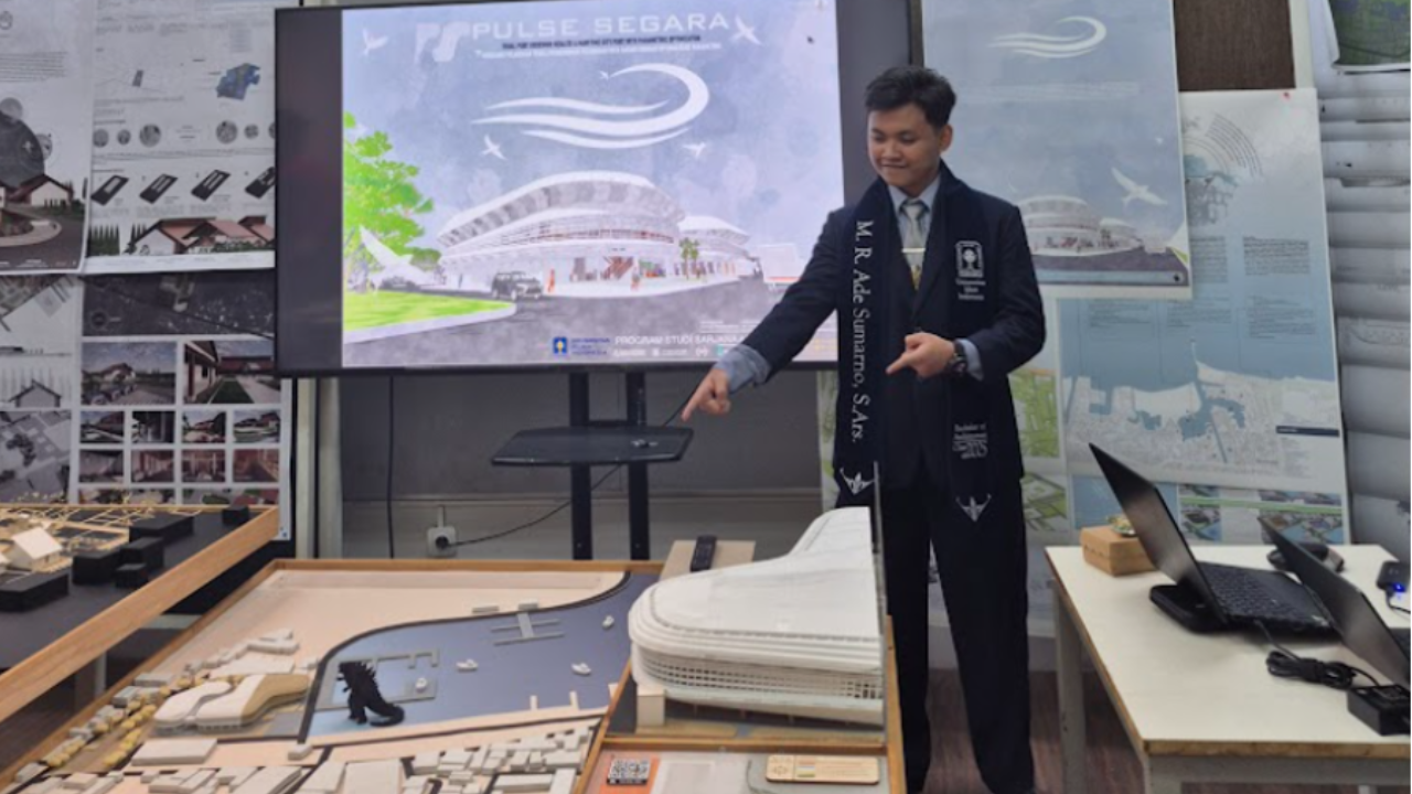 Pin Emas dan Prestasi Bergengsi: Kisah Sukses Ade Sumarno di Dunia Arsitektur